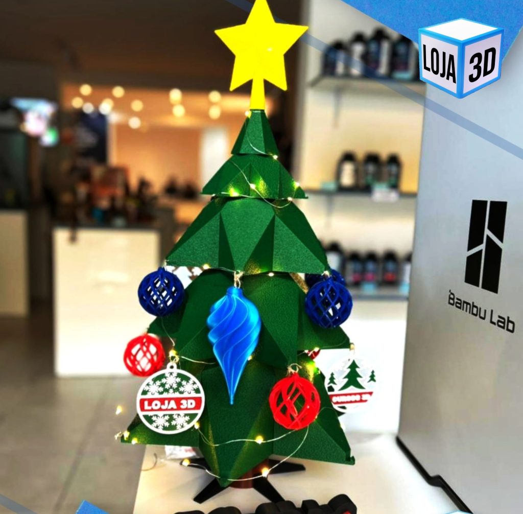 Árvore de Natal impressa em 3D com filamento verde e enfeites personalizados da Loja 3D
